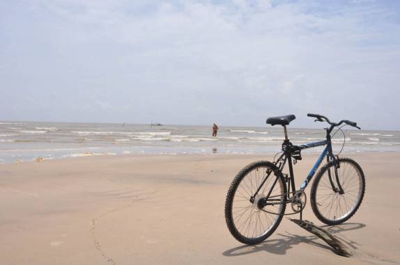 Nadando no mar de água doce na praia de Araruna, na Ilha de Marajó - PA